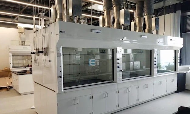 Sampul artikel Bagaimana Fume Hood Melindungi Operator dari Zat Berbahaya