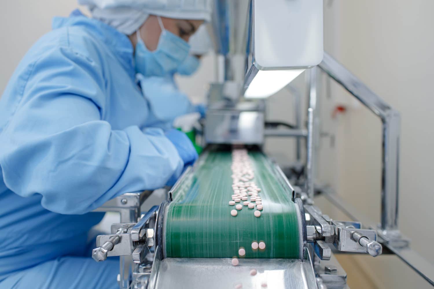 Cara Kerja Cleanroom dalam Melindungi Produk Farmasi dari Kontaminasi