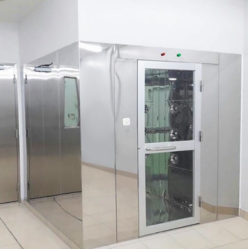 Sampul artikel Peran Air Shower Otomatis dalam Mencegah Kontaminasi Partikel