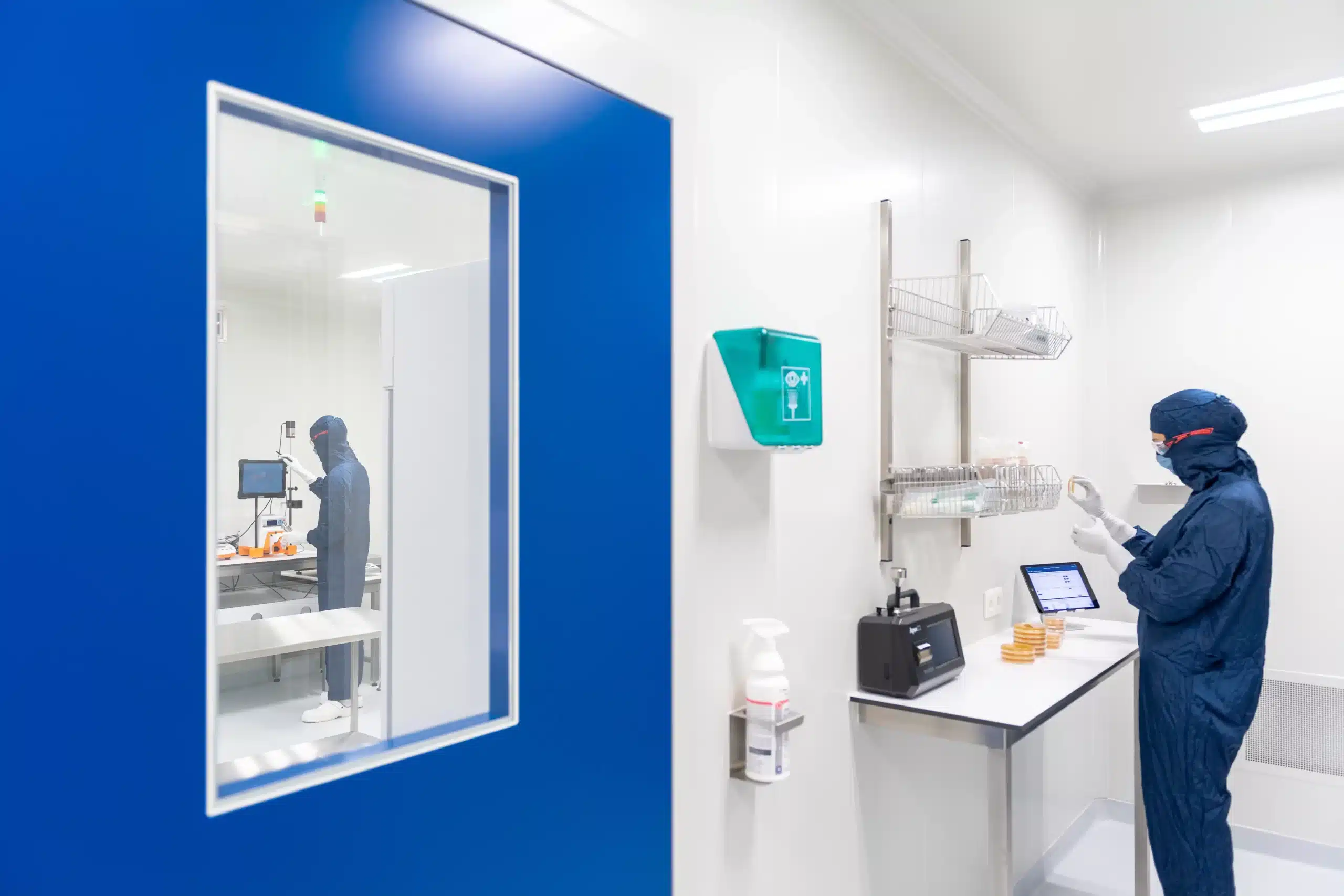 Peran Cleanroom dalam Melindungi Tenaga Kerja dan Mendukung Industri Medis yang Aman