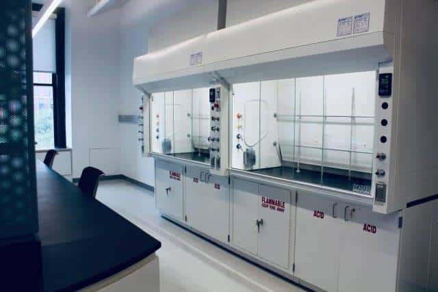 Panduan Lengkap Memilih Fume Hood untuk Industri Kimia